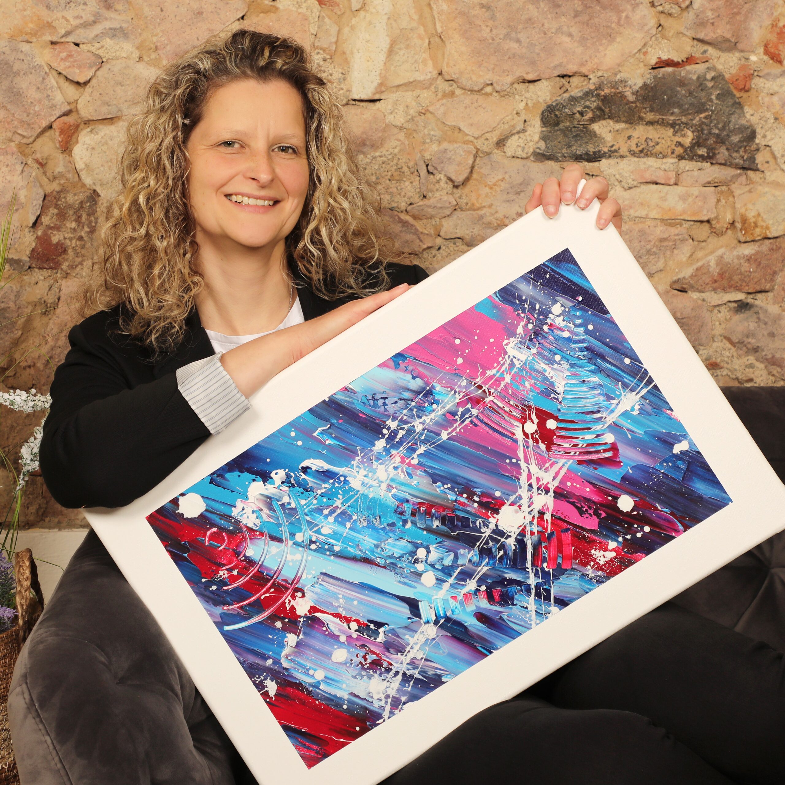 Foto Mandy Wilfert mit gemaltem Bild